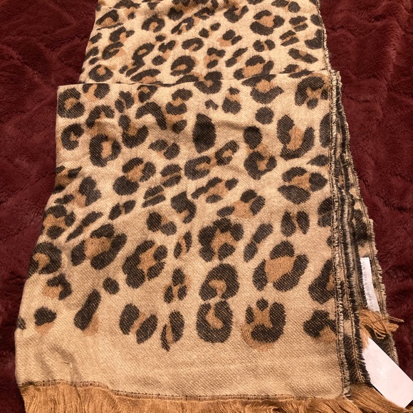 NY&CO leopard print oversized scarf with fringe. - Picture 7 of 7